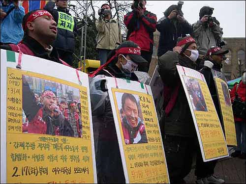 지난 2월 15일 출입국사무소가 샤멀 타파 이주노동자 투쟁단 대표를 연행 한 후, 14명의 이주노동자가 여수, 화성 외국인 보호소와 명동성당에서 단식투쟁에 돌입했다. 이날로 단식 6일째를 맞은 명동성당 단식투쟁단의 모습. 